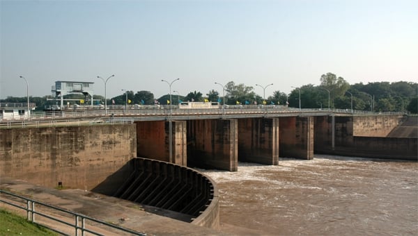 EUROCRANE ASIA RUST DE WATERKRACHTCENTRALE NARESUAN DAM UIT MET VERLINDE TAKELS